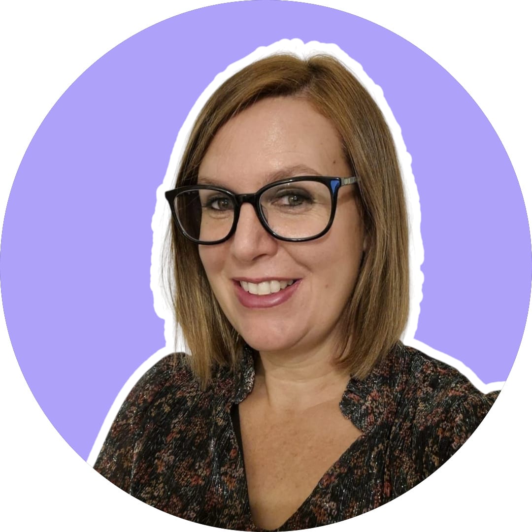 Delphine RICHARD-KNISS de profil qui sourit