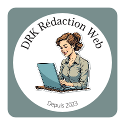 Une femme souriante utilise son ordinateur portable.